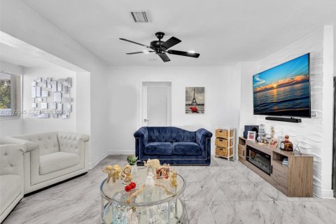 Casa en venta en Miami Gardens, Florida, 4 dormitorios, 134.43 m2 № 2309388 - foto 4
