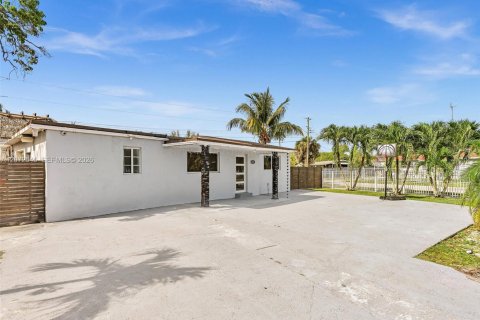 Casa en Miami Gardens, Florida 4 dormitorios, 134.43 m2 № 2309388