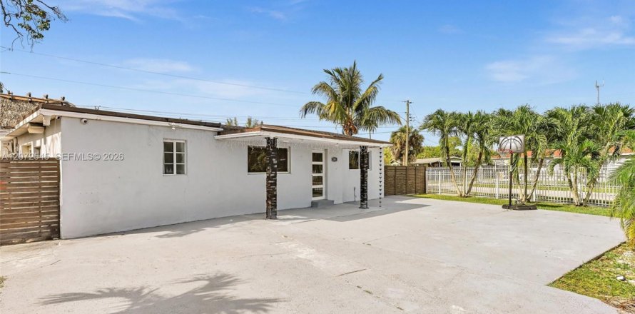Casa en Miami Gardens, Florida 4 dormitorios, 134.43 m2 № 2309388