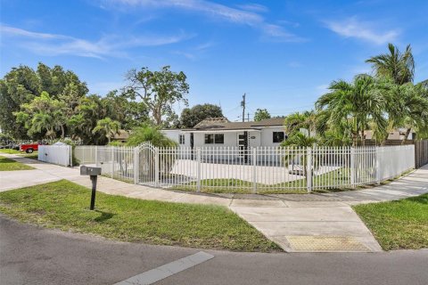 Casa en venta en Miami Gardens, Florida, 4 dormitorios, 134.43 m2 № 2309388 - foto 30