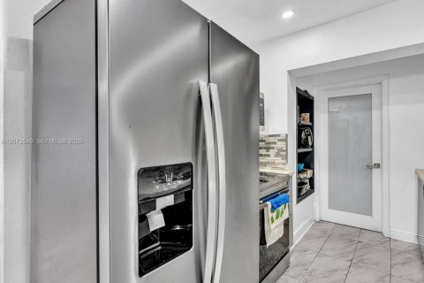 Casa en venta en Miami Gardens, Florida, 4 dormitorios, 134.43 m2 № 2309388 - foto 9