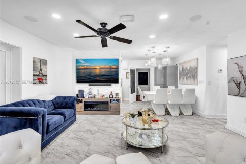 Casa en venta en Miami Gardens, Florida, 4 dormitorios, 134.43 m2 № 2309388 - foto 2
