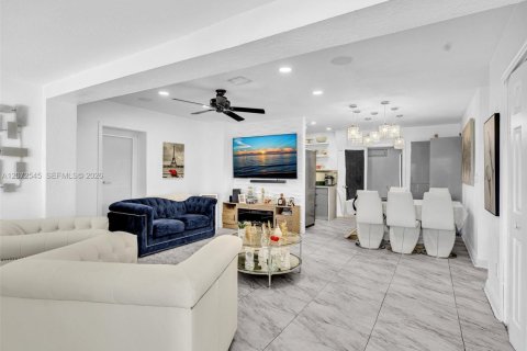 Casa en venta en Miami Gardens, Florida, 4 dormitorios, 134.43 m2 № 2309388 - foto 5