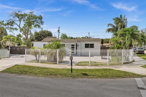 Casa en venta en Miami Gardens, Florida, 4 dormitorios, 134.43 m2 № 2309388 - foto 29