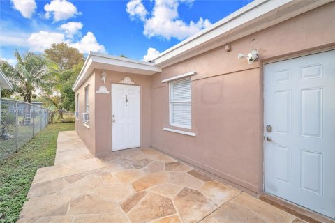 House in Fort Lauderdale, Florida 3 bedrooms, 119.19 sq.m. № 1929354 - photo 3