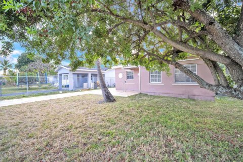 House in Fort Lauderdale, Florida 3 bedrooms, 119.19 sq.m. № 1929354 - photo 2