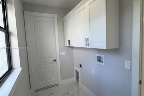 House in Lehigh Acres, Florida 3 bedrooms № 1802558 - photo 13