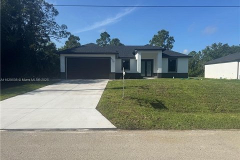 House in Lehigh Acres, Florida 3 bedrooms № 1802558 - photo 1