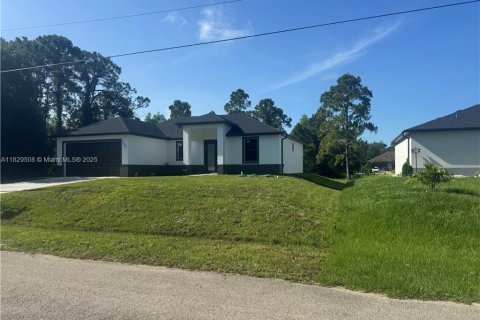 House in Lehigh Acres, Florida 3 bedrooms № 1802558 - photo 2