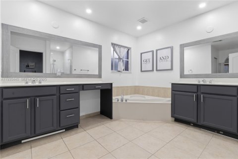 Casa en venta en Homestead, Florida, 4 dormitorios, 244.05 m2 № 1993492 - foto 6