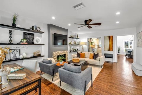 Villa ou maison à louer à Fort Lauderdale, Floride: 4 chambres, 331.66 m2 № 2036952 - photo 2