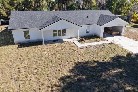 House in Interlachen, Florida 4 bedrooms, 180.69 sq.m. № 2206200