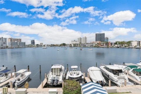Condo à Hallandale Beach, Floride, 2 chambres  № 2365518