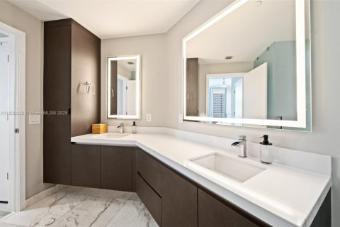 Condo in Miami, Florida, 2 bedrooms  № 1983163 - photo 16