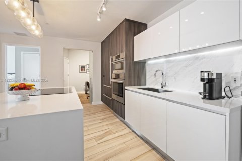 Condo in Miami, Florida, 2 bedrooms  № 1983163 - photo 7