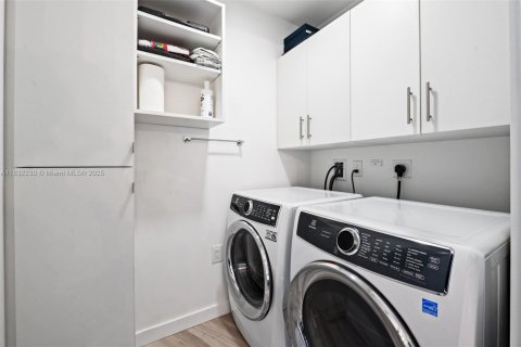 Condo in Miami, Florida, 2 bedrooms  № 1983163 - photo 25