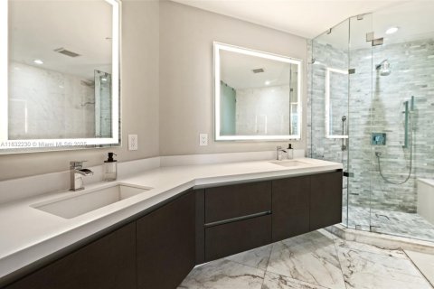 Condo in Miami, Florida, 2 bedrooms  № 1983163 - photo 18