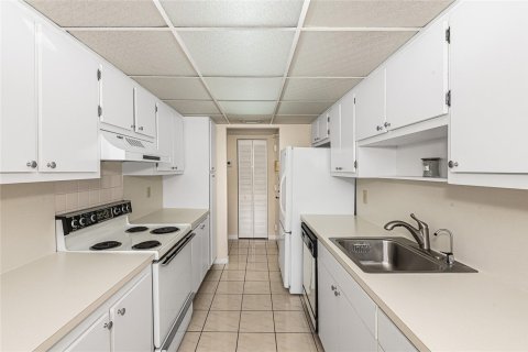 Купить кондоминиум в Пемброк-Пайнс, Флорида 2 спальни, 117.06м2, № 1160870 - фото 1