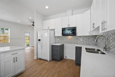 Casa en alquiler en Lake Worth, Florida, 3 dormitorios, 105.17 m2 № 2019803 - foto 8