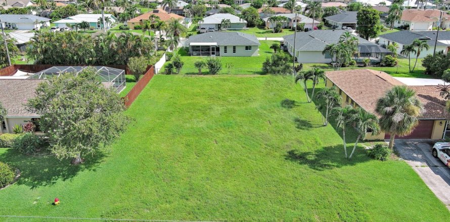 Land in Cape Coral, Florida № 1892133