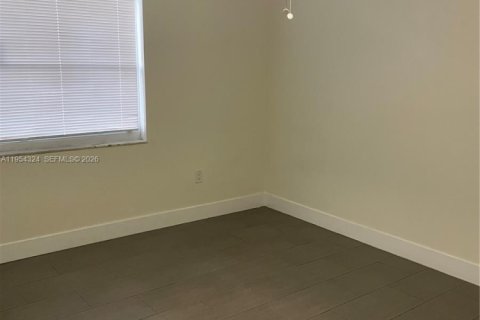 Casa en alquiler en Miami, Florida, 3 dormitorios, 207.36 m2 № 2009108 - foto 4