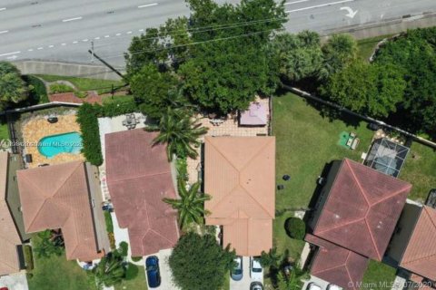 House in Deerfield Beach, Florida 4 bedrooms, 195.09 sq.m. № 1794112 - photo 3