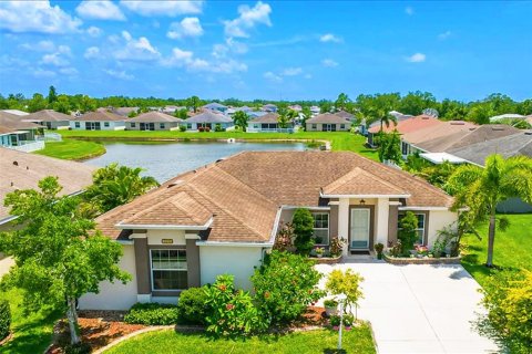 House in Palmetto, Florida 3 bedrooms, 142.6 sq.m. № 2205554