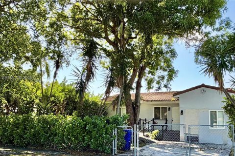 Villa ou maison à North Miami Beach, Floride 3 chambres № 2435963