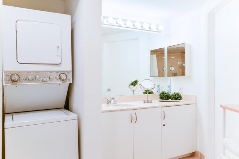 Condominio en alquiler en Miami, Florida, 2 dormitorios, 97.36 m2 № 2059913 - foto 23