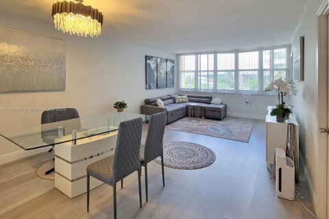 Купить кондоминиум в Халландейл-Бич, Флорида 1 спальня, 62.43м2, № 1709615 - фото 1