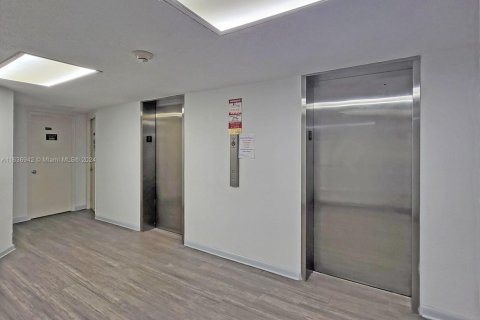 Купить кондоминиум в Халландейл-Бич, Флорида 1 спальня, 62.43м2, № 1709615 - фото 23