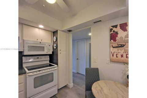 Купить кондоминиум в Халландейл-Бич, Флорида 1 спальня, 62.43м2, № 1709615 - фото 12