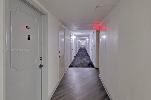 Купить кондоминиум в Халландейл-Бич, Флорида 1 спальня, 62.43м2, № 1709615 - фото 24