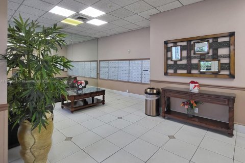 Купить кондоминиум в Халландейл-Бич, Флорида 1 спальня, 62.43м2, № 1709615 - фото 21