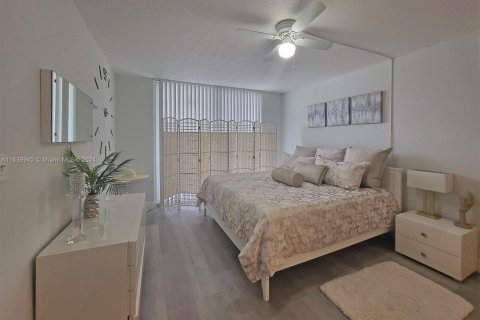 Купить кондоминиум в Халландейл-Бич, Флорида 1 спальня, 62.43м2, № 1709615 - фото 13