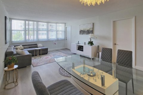 Купить кондоминиум в Халландейл-Бич, Флорида 1 спальня, 62.43м2, № 1709615 - фото 2