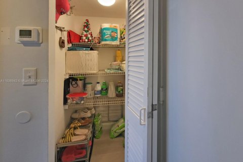 Купить кондоминиум в Халландейл-Бич, Флорида 1 спальня, 62.43м2, № 1709615 - фото 8