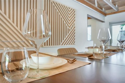 Casa en venta en Miami, Florida, 5 dormitorios, 386.38 m2 № 2001116 - foto 18