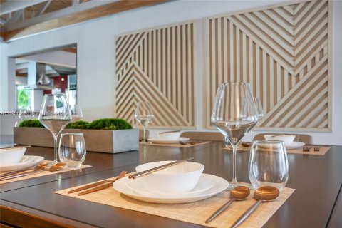 Casa en venta en Miami, Florida, 5 dormitorios, 386.38 m2 № 2001116 - foto 16