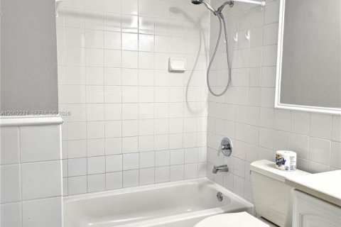 Copropriété à vendre à Miami, Floride: 2 chambres, 97.08 m2 № 2265239 - photo 11