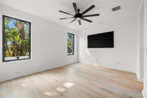 Townhouse in Tampa, Florida 4 bedrooms, 402.36 sq.m. № 2198733 - photo 24