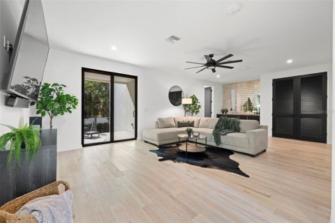 Townhouse in Tampa, Florida 4 bedrooms, 402.36 sq.m. № 2198733 - photo 15
