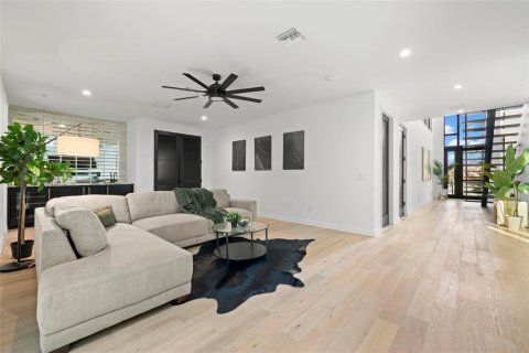 Townhouse in Tampa, Florida 4 bedrooms, 402.36 sq.m. № 2198733 - photo 16