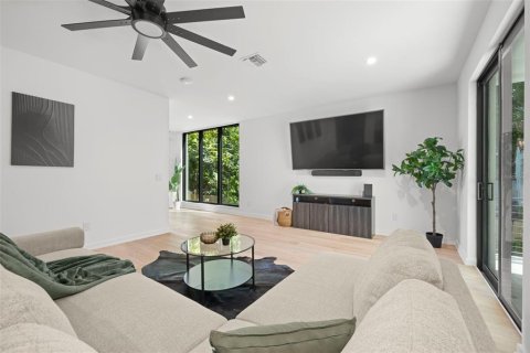 Townhouse in Tampa, Florida 4 bedrooms, 402.36 sq.m. № 2198733 - photo 18