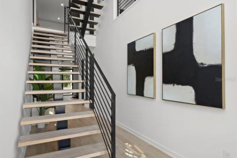 Townhouse in Tampa, Florida 4 bedrooms, 402.36 sq.m. № 2198733 - photo 12