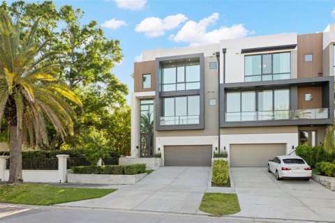 Townhouse in Tampa, Florida 4 bedrooms, 402.36 sq.m. № 2198733 - photo 3