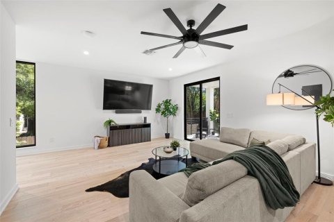Townhouse in Tampa, Florida 4 bedrooms, 402.36 sq.m. № 2198733 - photo 17