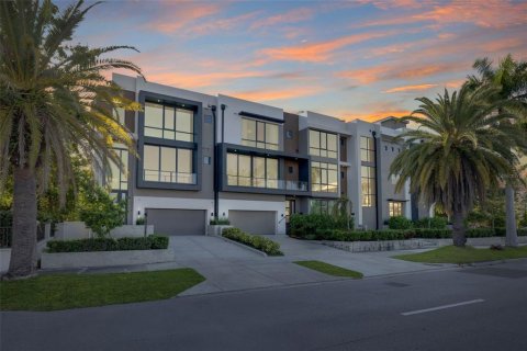 Townhouse in Tampa, Florida 4 bedrooms, 402.36 sq.m. № 2198733