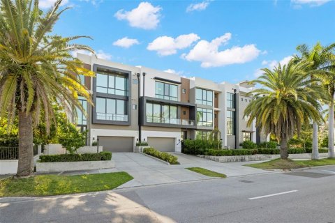 Townhouse in Tampa, Florida 4 bedrooms, 402.36 sq.m. № 2198733 - photo 2