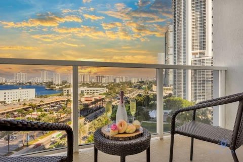 Studio in the Condo in Sunny Isles Beach, Florida № 2059876
